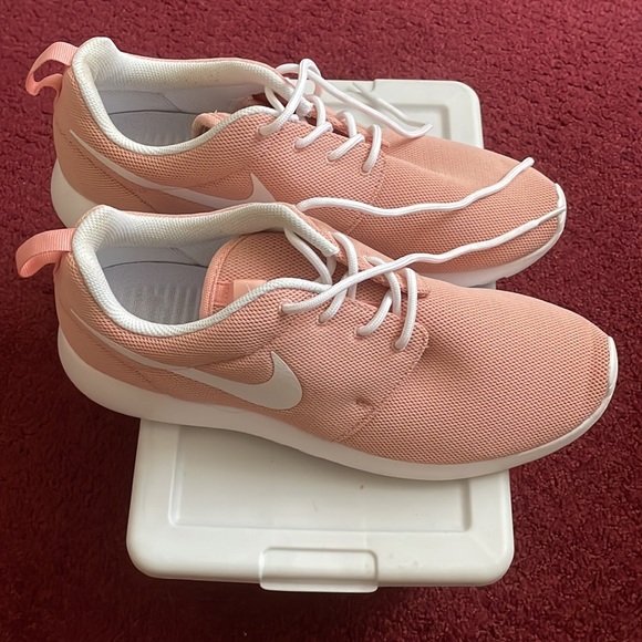 Nike Roshe EUC One Coral Stardust/
White sneakers 💕 - Picture 5 of 10